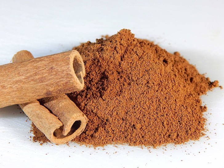 Cinnamon powder and two rolls